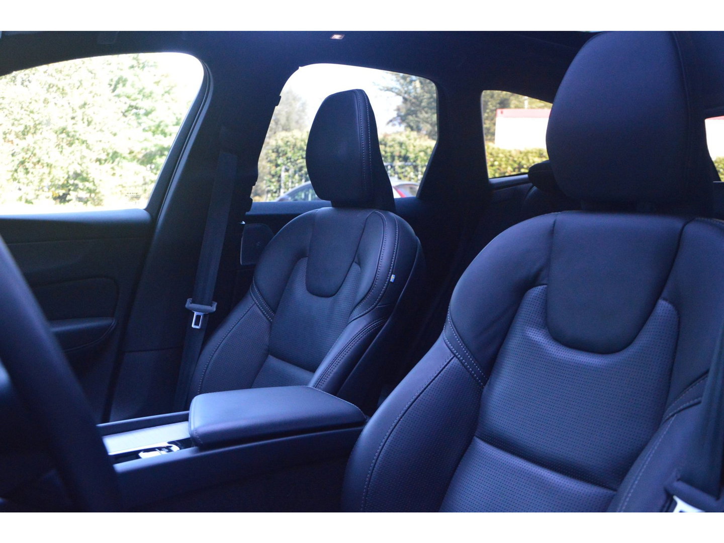 Volvo XC60 T8 Hybrid AWD Ultra Black Edition | Luchtvering | Massage | Ventilatie stoelen | 360° Camera | Head-Up | Trekhaak |