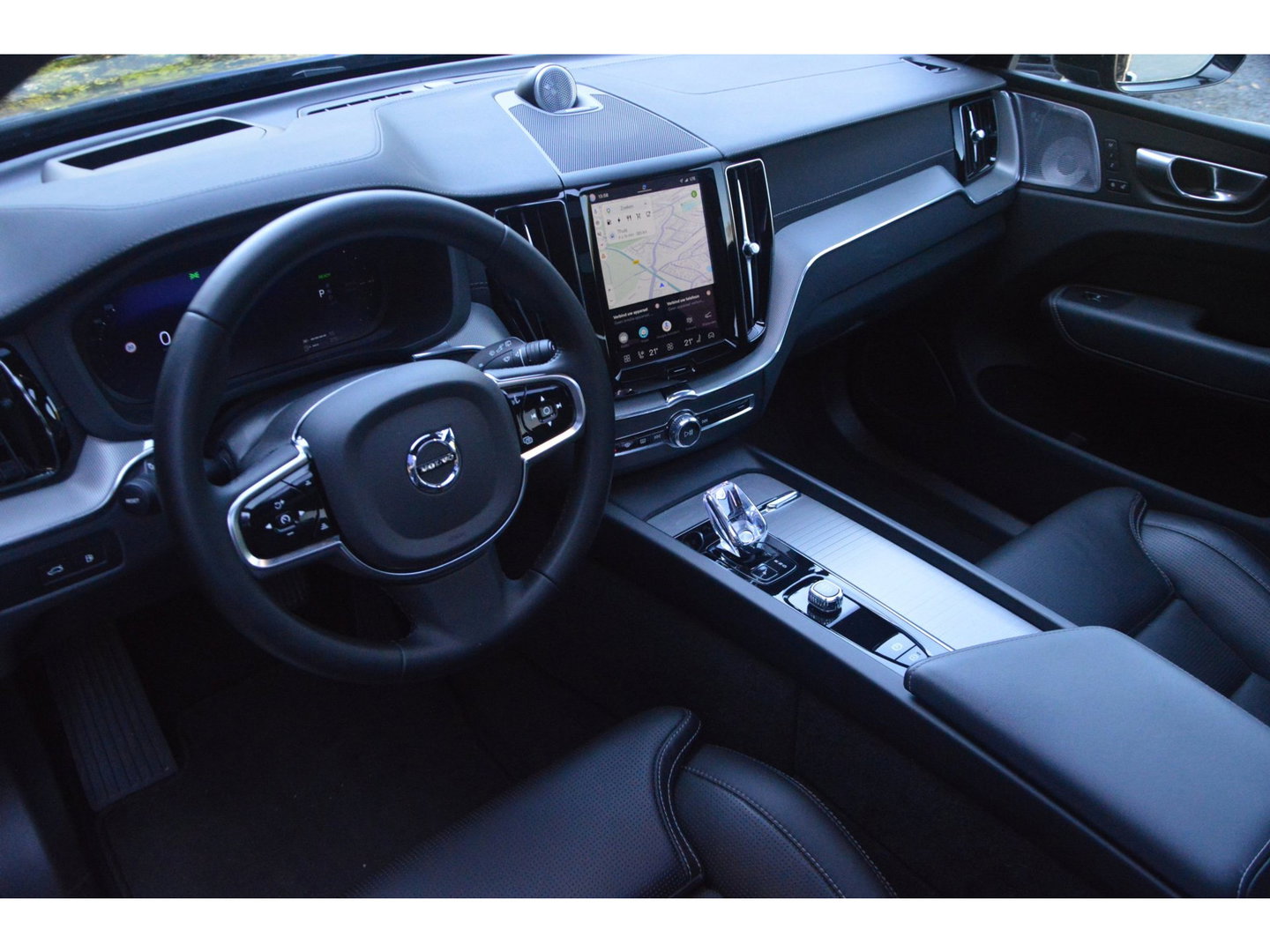 Volvo XC60 T8 Hybrid AWD Ultra Black Edition | Luchtvering | Massage | Ventilatie stoelen | 360° Camera | Head-Up | Trekhaak |