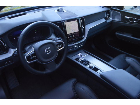 Volvo XC60 T8 Hybrid AWD Ultra Black Edition | Luchtvering | Massage | Ventilatie stoelen | 360° Camera | Head-Up | Trekhaak |