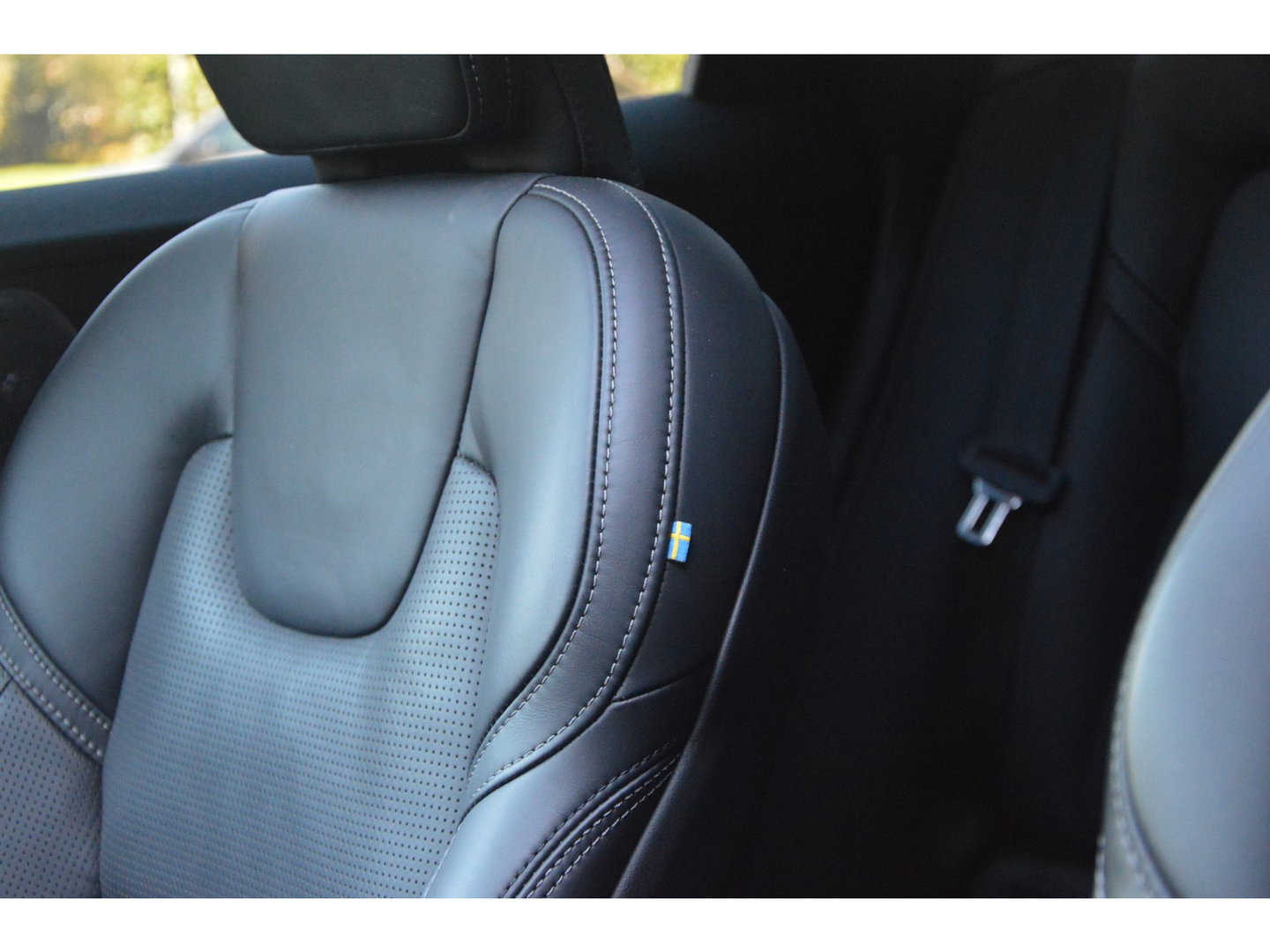Volvo XC60 T8 Hybrid AWD Ultra Black Edition | Luchtvering | Massage | Ventilatie stoelen | 360° Camera | Head-Up | Trekhaak |