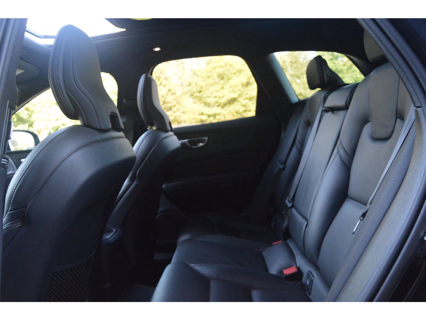 Volvo XC60 T8 Hybrid AWD Ultra Black Edition | Luchtvering | Massage | Ventilatie stoelen | 360° Camera | Head-Up | Trekhaak |