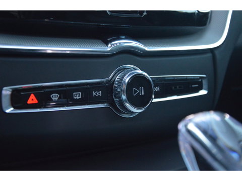 Volvo XC60 T8 Hybrid AWD Ultra Black Edition | Luchtvering | Massage | Ventilatie stoelen | 360° Camera | Head-Up | Trekhaak |