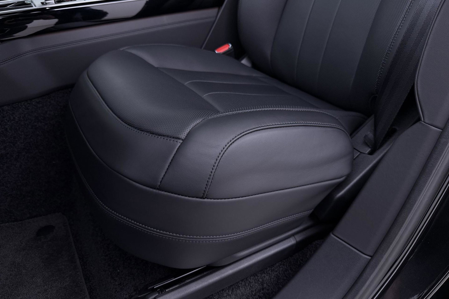 Land Rover Range Rover 3.0 P550e Autobiography | Meridian Signature | ClearSight | Shadow Exterior Pack | Massage | 22 Inch