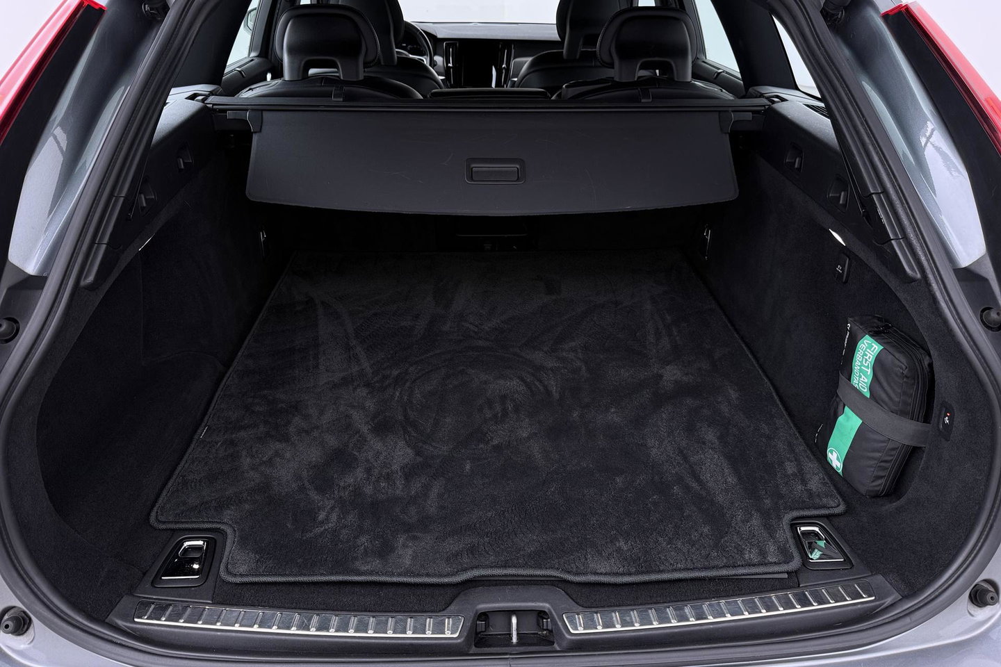 Volvo V90 2.0 D3 R-Design | ACC | Trekhaak | BLIS | Camera | Stoel+Stuurverwarming | 19 Inch