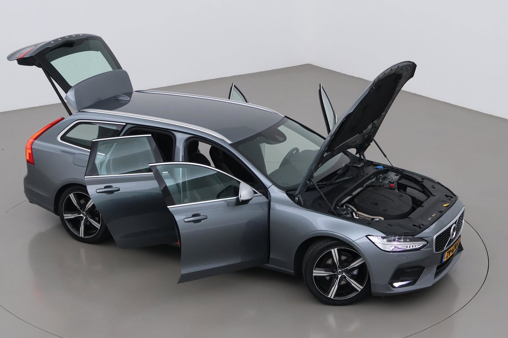 Volvo V90 2.0 D3 R-Design | ACC | Trekhaak | BLIS | Camera | Stoel+Stuurverwarming | 19 Inch