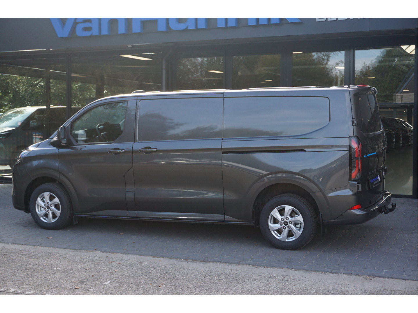 Ford E-Transit Custom 320L 218PK 71KWH AWD Limited Elektrisch AUT BPM VRIJ!! Apple CP/Android A, LED, Trekhaak, 2x Schuifdeur!! NR. EC51