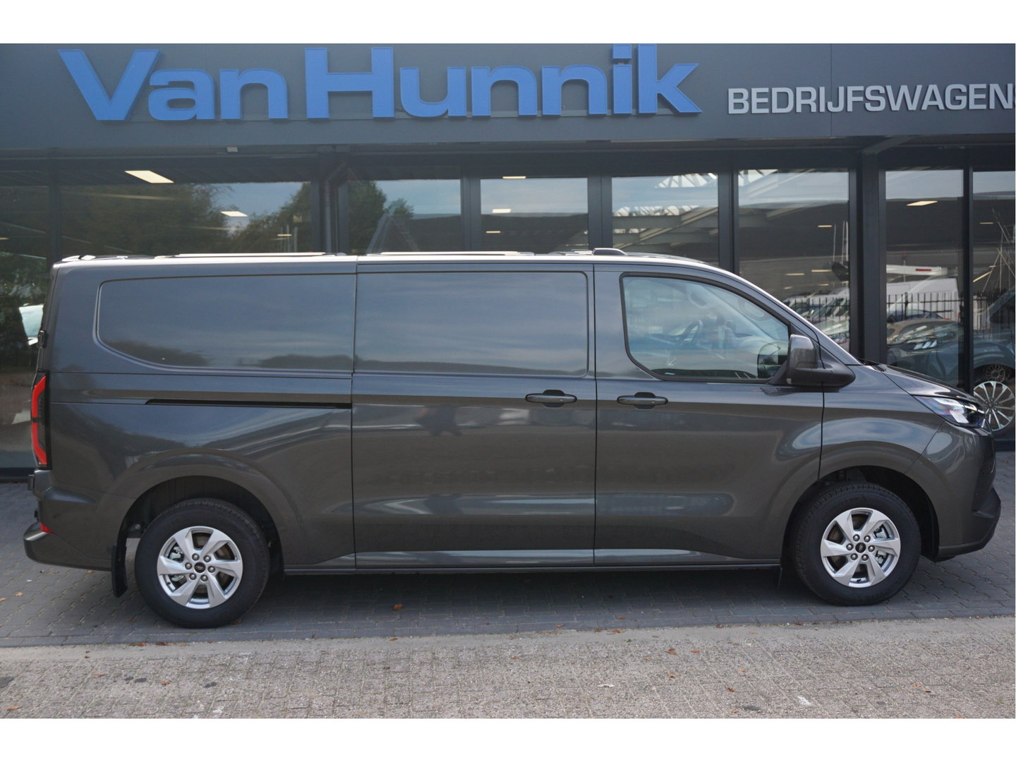 Ford E-Transit Custom 320L 218PK 71KWH AWD Limited Elektrisch AUT BPM VRIJ!! Apple CP/Android A, LED, Trekhaak, 2x Schuifdeur!! NR. EC51