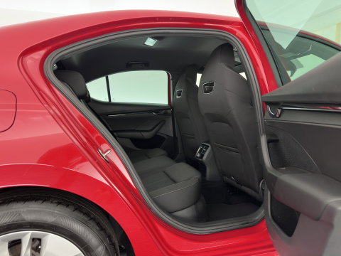 Škoda Octavia 1.0 e-TSI Sport Business (INCL.BTW) Aut. *FULL-LED | DIGI-COCKPIT | SPORT-SEATS | NAVI-FULLMAP | SHIFT-PADDLES | PRIVACY-GLASS | DAB+ | ECC | PDC | CRUISE | 16''ALU | TOWBAR*