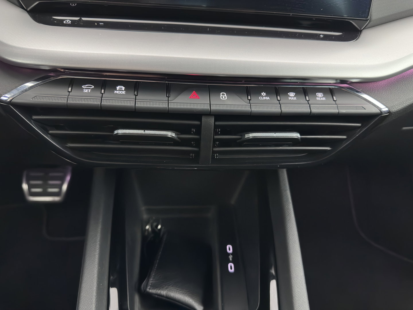 Škoda Octavia 1.0 e-TSI Sport Business (INCL.BTW) Aut. *FULL-LED | DIGI-COCKPIT | SPORT-SEATS | NAVI-FULLMAP | SHIFT-PADDLES | PRIVACY-GLASS | DAB+ | ECC | PDC | CRUISE | 16''ALU | TOWBAR*