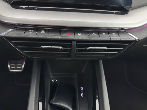 Škoda Octavia 1.0 e-TSI Sport Business (INCL.BTW) Aut. *FULL-LED | DIGI-COCKPIT | SPORT-SEATS | NAVI-FULLMAP | SHIFT-PADDLES | PRIVACY-GLASS | DAB+ | ECC | PDC | CRUISE | 16''ALU | TOWBAR*