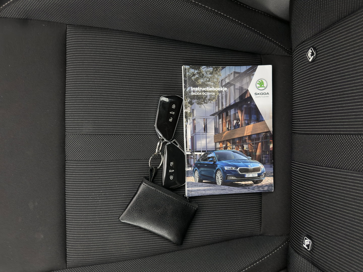 Škoda Octavia 1.0 e-TSI Sport Business (INCL.BTW) Aut. *FULL-LED | DIGI-COCKPIT | SPORT-SEATS | NAVI-FULLMAP | SHIFT-PADDLES | PRIVACY-GLASS | DAB+ | ECC | PDC | CRUISE | 16''ALU | TOWBAR*