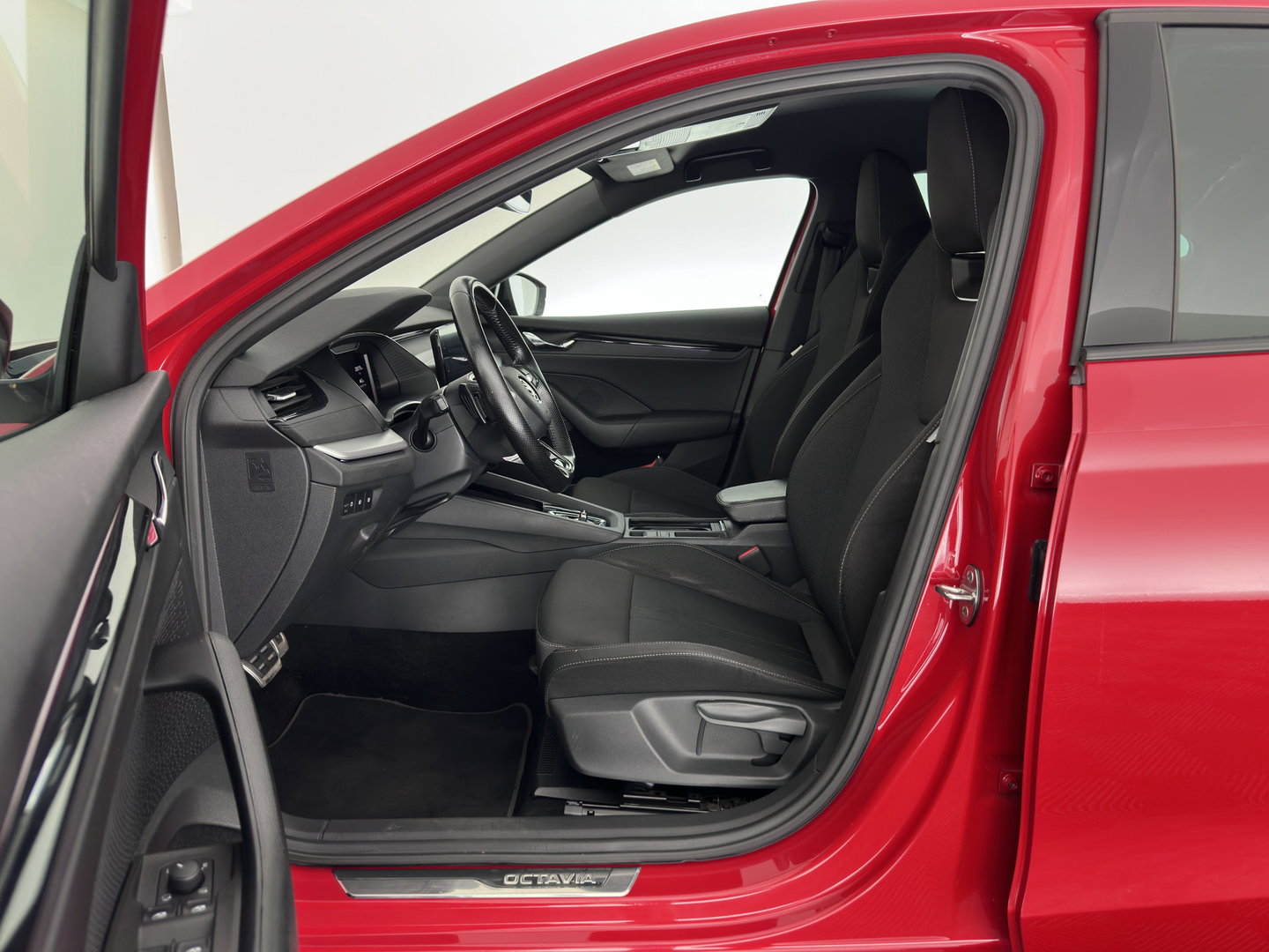 Škoda Octavia 1.0 e-TSI Sport Business (INCL.BTW) Aut. *FULL-LED | DIGI-COCKPIT | SPORT-SEATS | NAVI-FULLMAP | SHIFT-PADDLES | PRIVACY-GLASS | DAB+ | ECC | PDC | CRUISE | 16''ALU | TOWBAR*