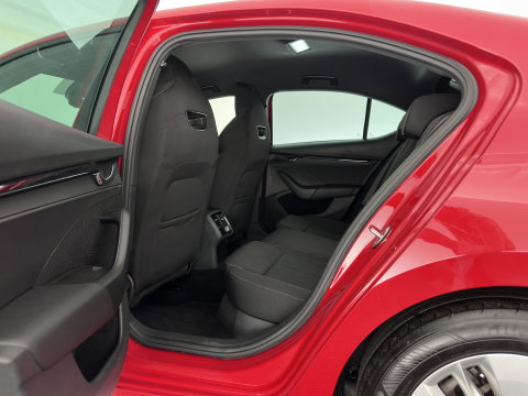 Škoda Octavia 1.0 e-TSI Sport Business (INCL.BTW) Aut. *FULL-LED | DIGI-COCKPIT | SPORT-SEATS | NAVI-FULLMAP | SHIFT-PADDLES | PRIVACY-GLASS | DAB+ | ECC | PDC | CRUISE | 16''ALU | TOWBAR*