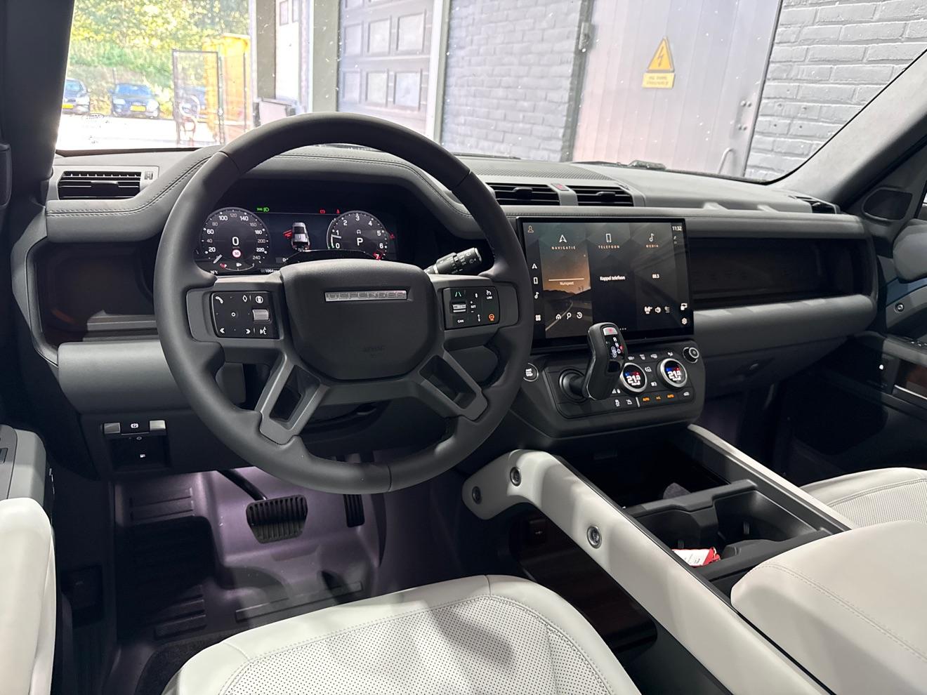 Land Rover Defender 110 P300e X-Dynamic SE | FACELIFT | Luchtvering | ClearSight | Black Pack | Panoramadak | Trekhaak | 360° Camera | Koelbox | ACC