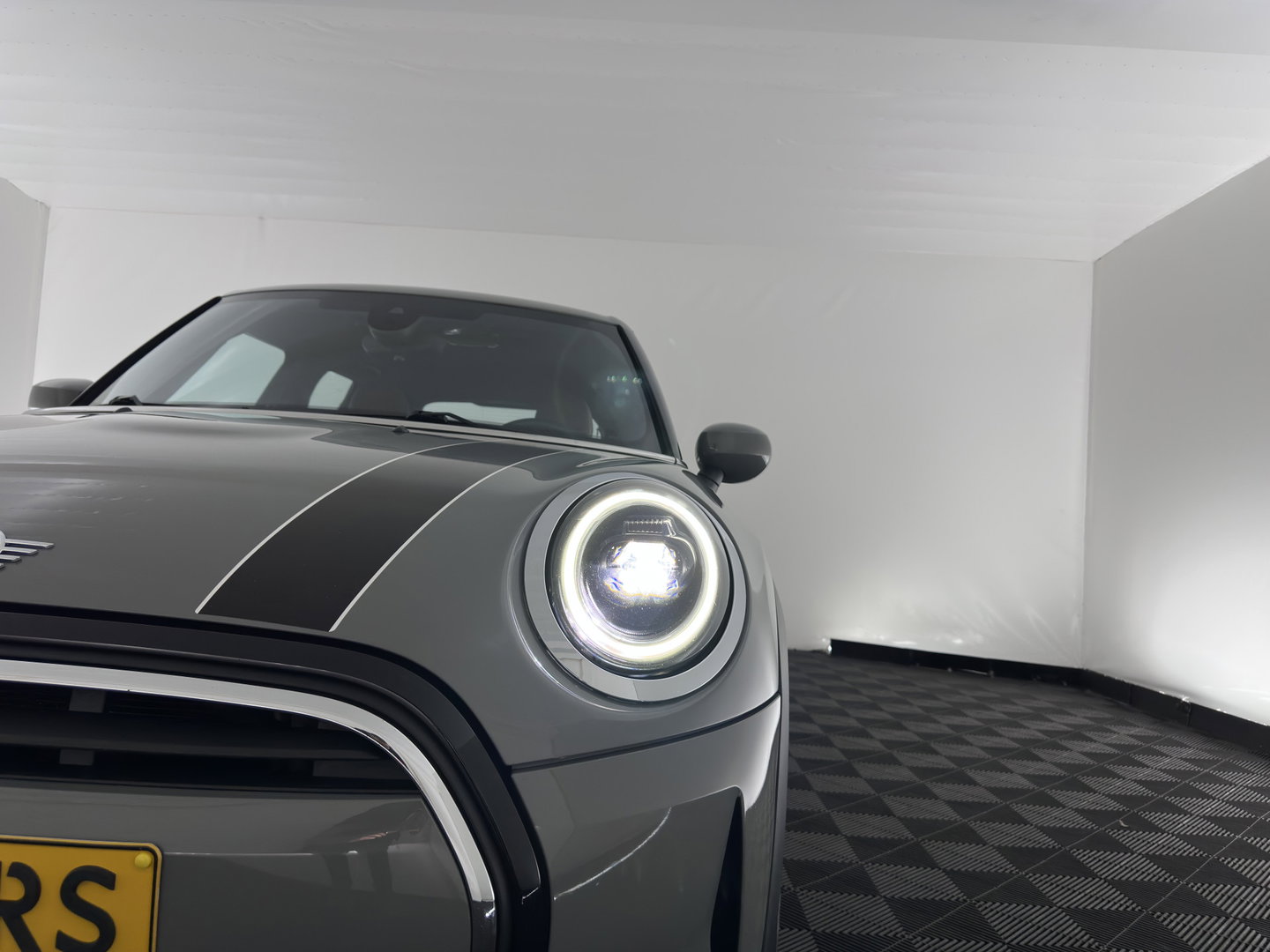 MINI 5-deurs 1.5 One Business Edition (Facelift-Life Cycle Impulse 2) (INCL-BTW) *LEATHER | SPORTSEATS | FULL-LED | DIGI-COCKPIT | AMBIENTLIGHT | NAVI-FULLMAP | DAB | AIRCO | KEYLESS | PDC | 16''ALU*