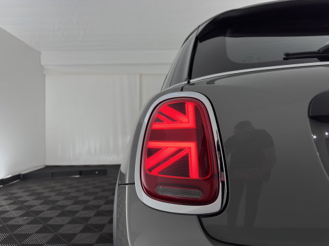 MINI 5-deurs 1.5 One Business Edition (Facelift-Life Cycle Impulse 2) (INCL-BTW) *LEATHER | SPORTSEATS | FULL-LED | DIGI-COCKPIT | AMBIENTLIGHT | NAVI-FULLMAP | DAB | AIRCO | KEYLESS | PDC | 16''ALU*