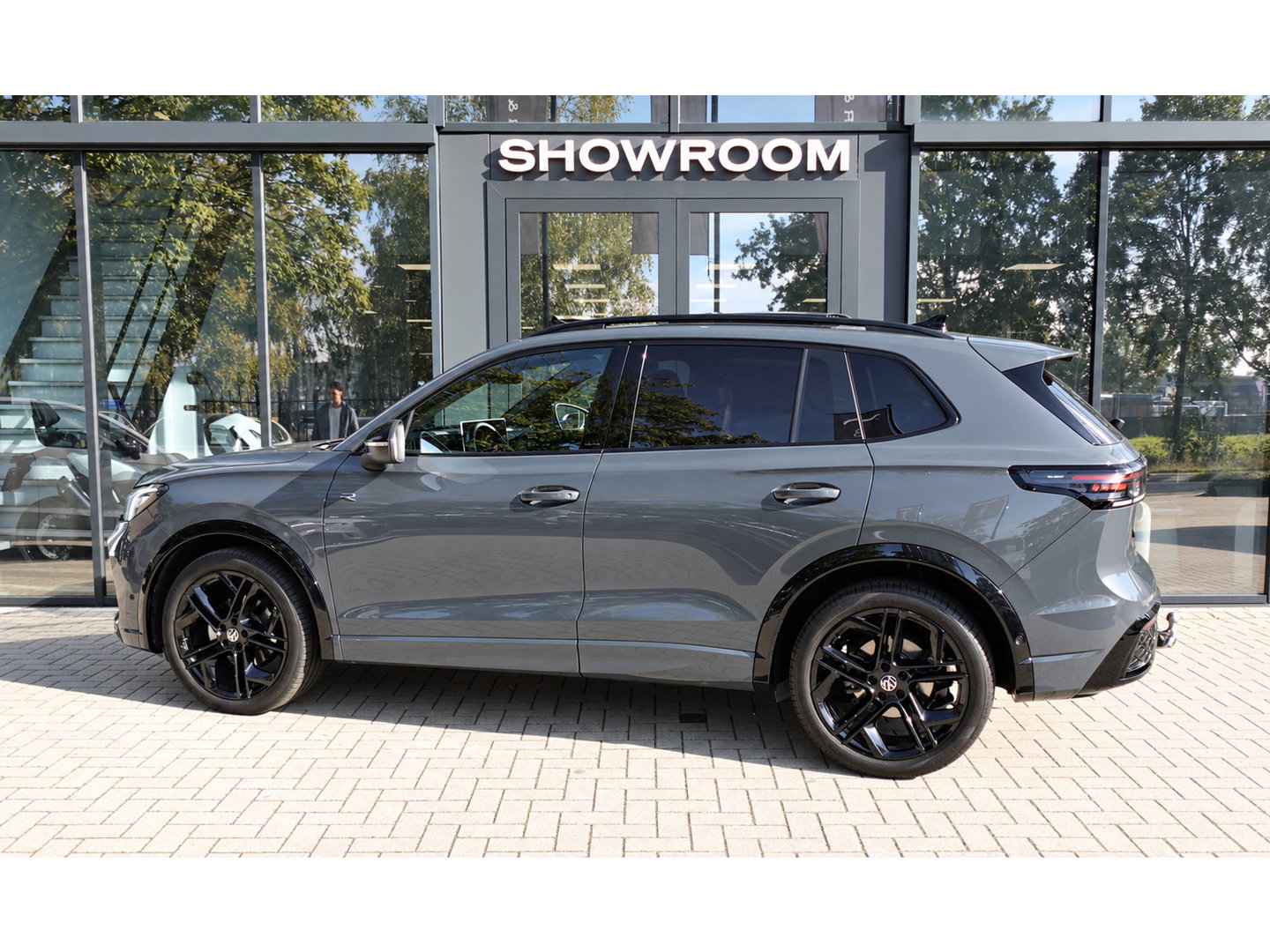 Volkswagen Tiguan 1.5 eTSI R-Line Edition PANO KEYLESS 360