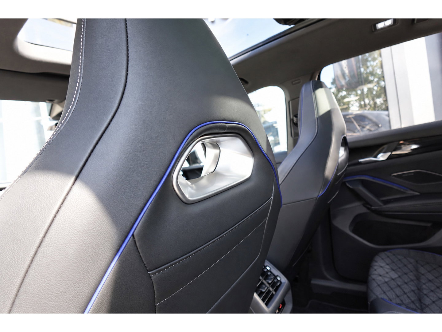 Volkswagen Tiguan 1.5 eTSI R-Line Edition PANO KEYLESS 360