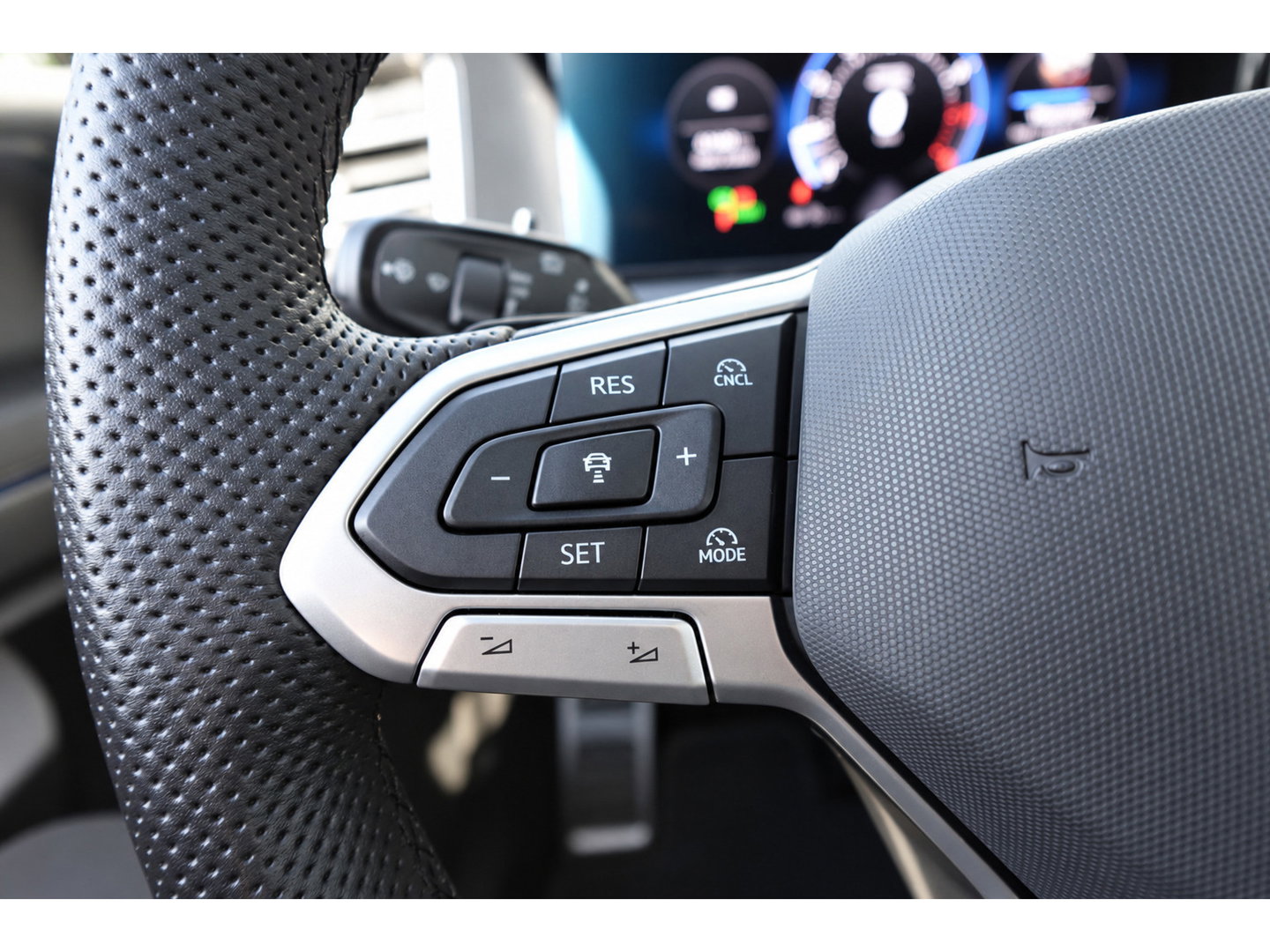 Volkswagen Tiguan 1.5 eTSI R-Line Edition PANO KEYLESS 360