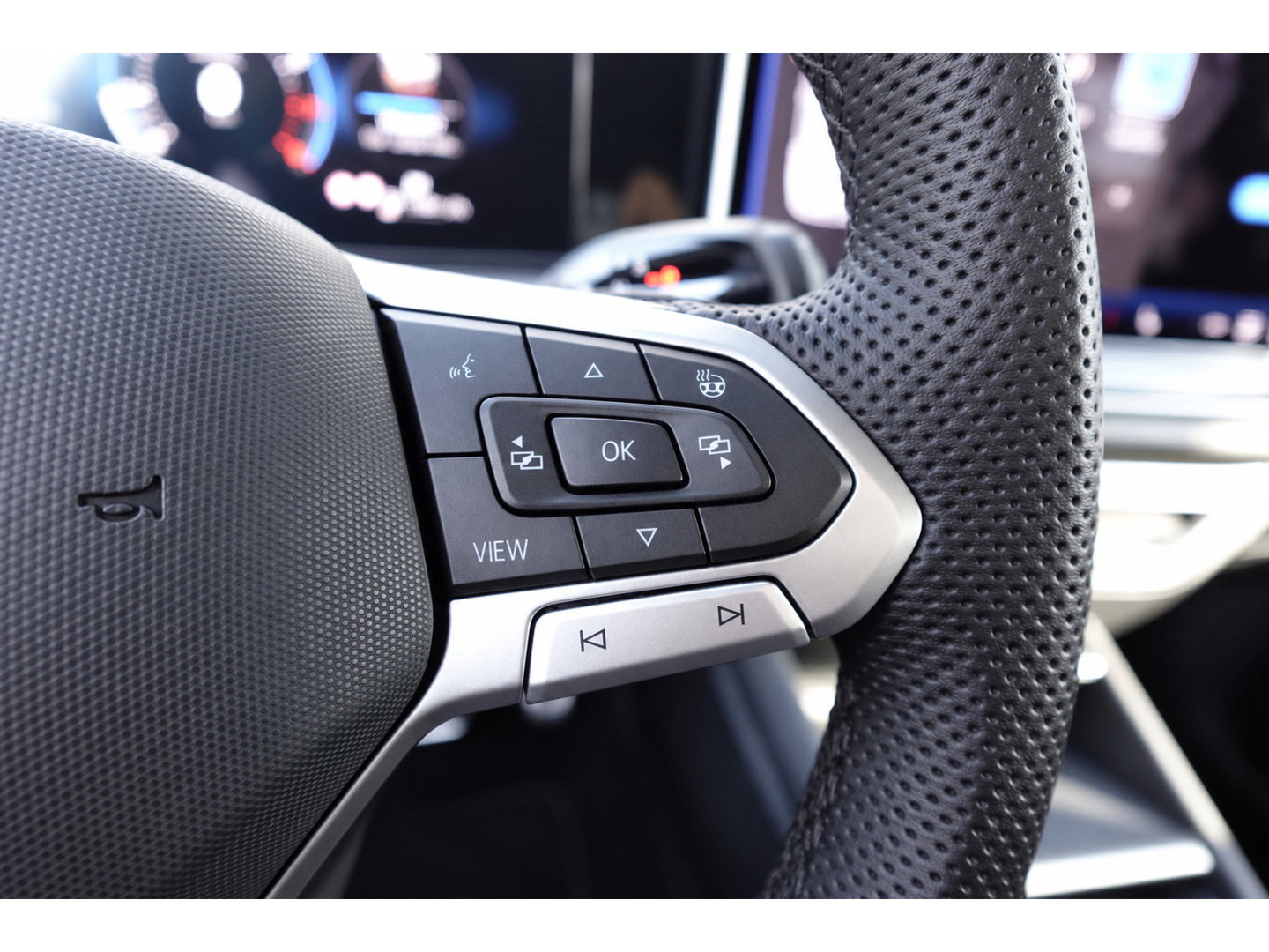 Volkswagen Tiguan 1.5 eTSI R-Line Edition PANO KEYLESS 360