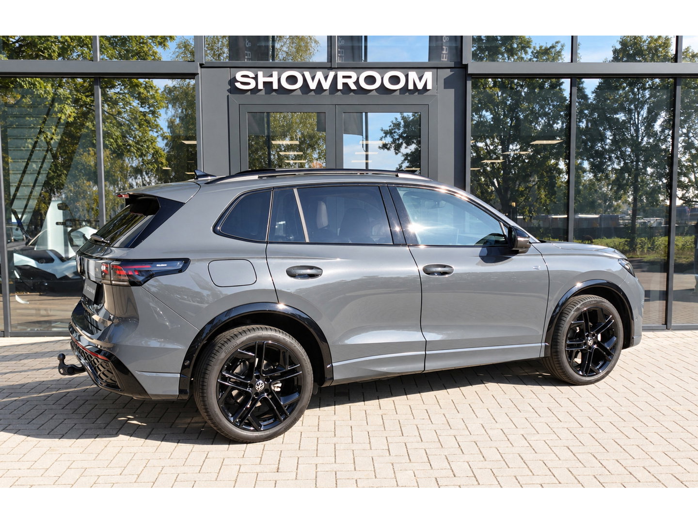 Volkswagen Tiguan 1.5 eTSI R-Line Edition PANO KEYLESS 360