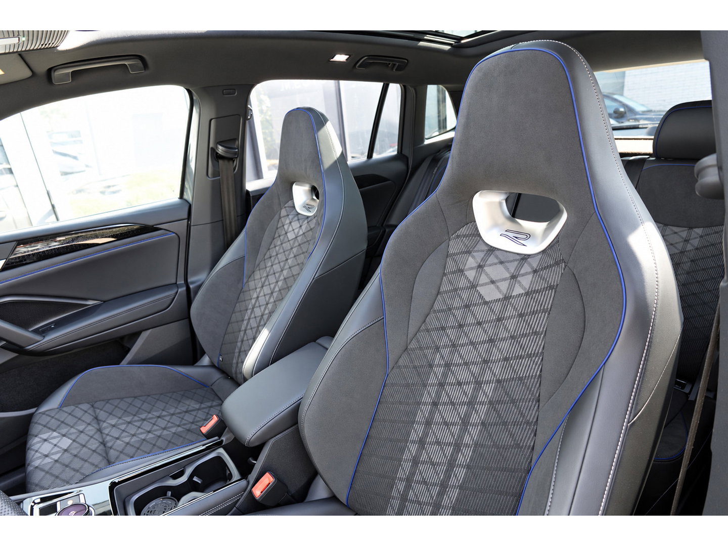 Volkswagen Tiguan 1.5 eTSI R-Line Edition PANO KEYLESS 360