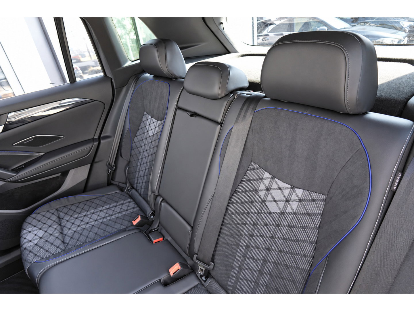 Volkswagen Tiguan 1.5 eTSI R-Line Edition PANO KEYLESS 360