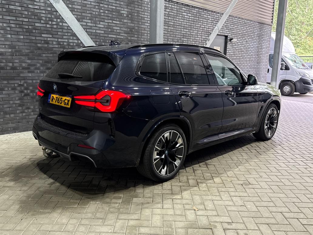 BMW iX3 High Executive 80 kWh | Harman/Kardon | Trekhaak | Head-Up | Parkeerassistent Plus | Adaptief M-onderstel | Stoel+Stuurverwarming | 20 Inch