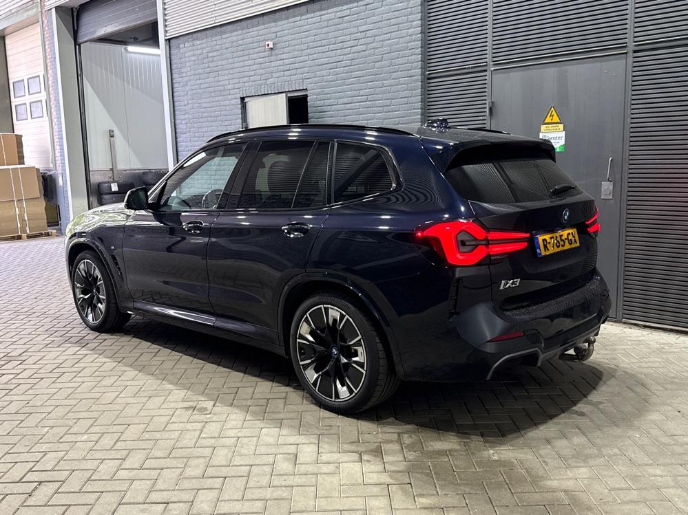 BMW iX3 High Executive 80 kWh | Harman/Kardon | Trekhaak | Head-Up | Parkeerassistent Plus | Adaptief M-onderstel | Stoel+Stuurverwarming | 20 Inch