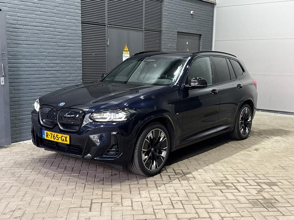 BMW iX3 High Executive 80 kWh | Harman/Kardon | Trekhaak | Head-Up | Parkeerassistent Plus | Adaptief M-onderstel | Stoel+Stuurverwarming | 20 Inch