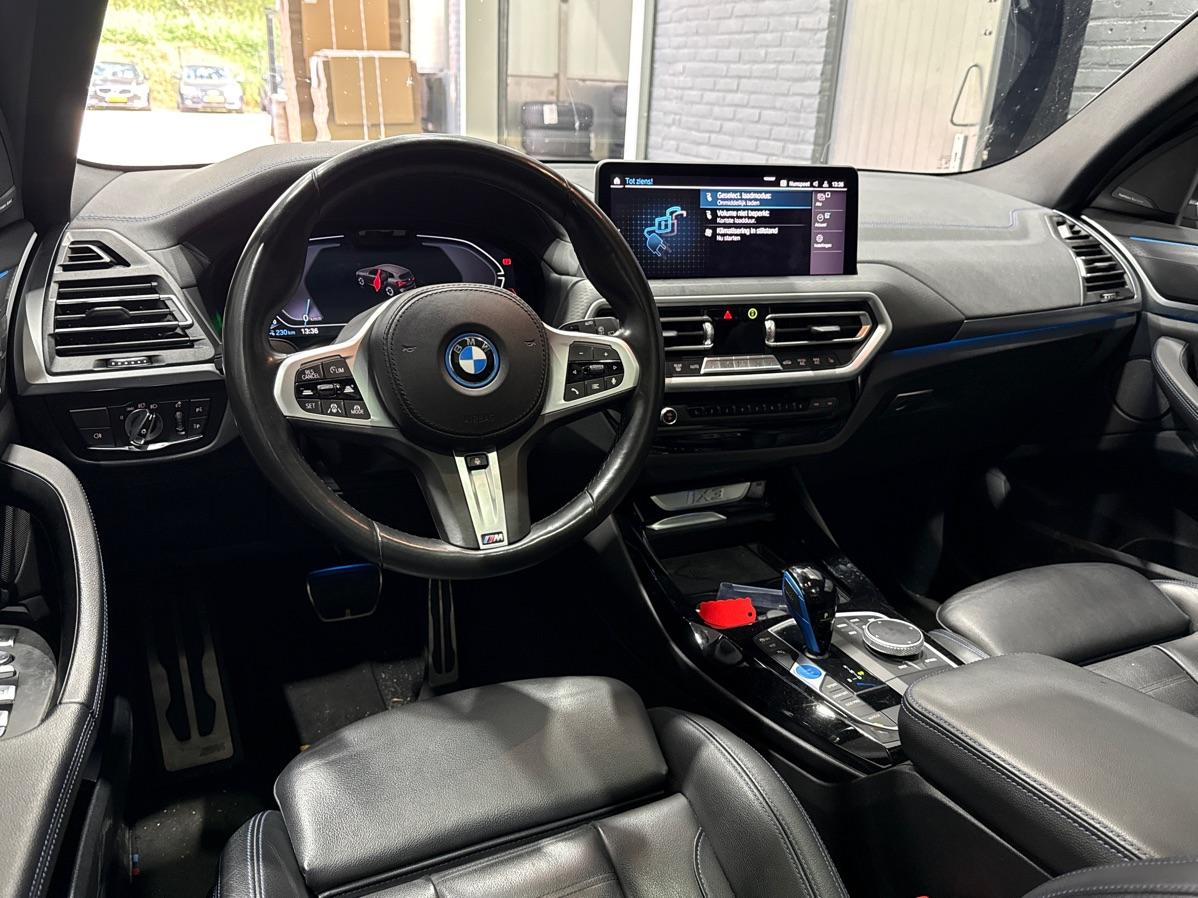 BMW iX3 High Executive 80 kWh | Harman/Kardon | Trekhaak | Head-Up | Parkeerassistent Plus | Adaptief M-onderstel | Stoel+Stuurverwarming | 20 Inch