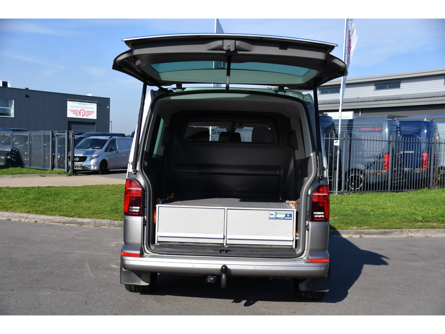 Volkswagen Transporter 2.0 TDI L2H1 30 DC Caravelle Virtual, Adaptieve Cruise, Camera, 2 x Electrische deur, 199pk, LED, Leder, Clima, Stoelverwarming, Carplay, Automaat, Uniek!