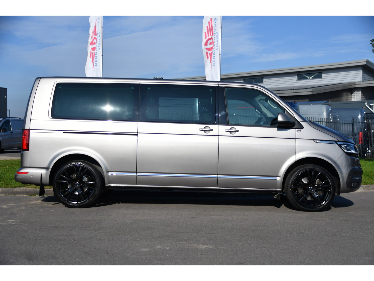 Volkswagen Transporter 2.0 TDI L2H1 30 DC Caravelle Virtual, Adaptieve Cruise, Camera, 2 x Electrische deur, 199pk, LED, Leder, Clima, Stoelverwarming, Carplay, Automaat, Uniek!