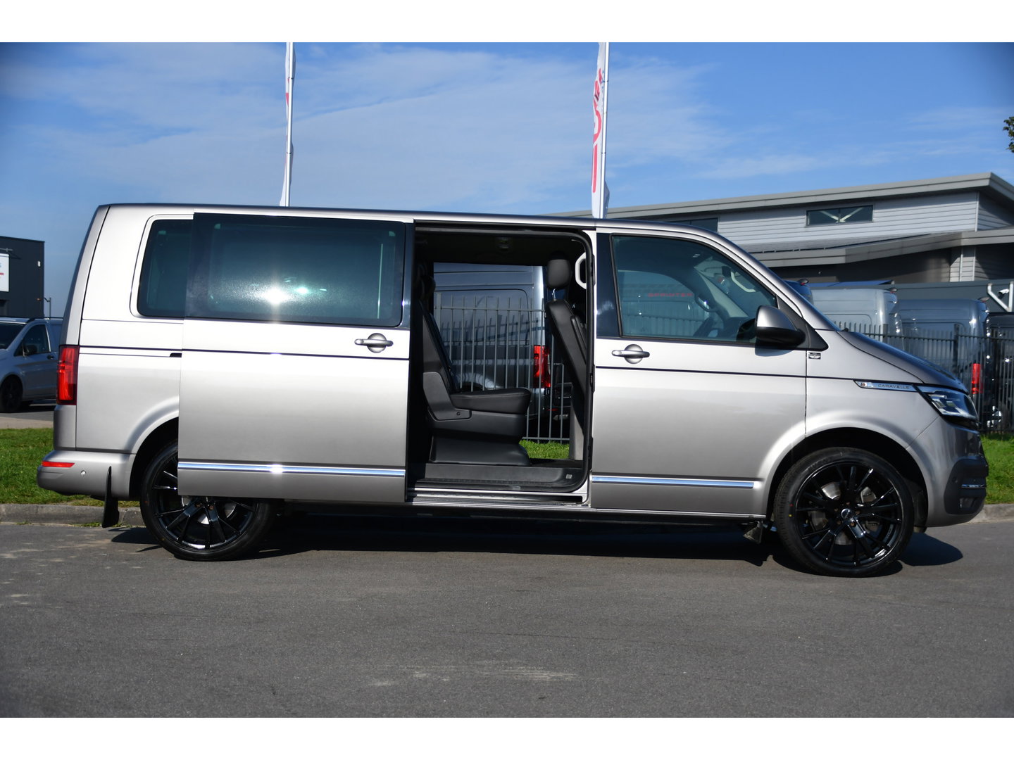 Volkswagen Transporter 2.0 TDI L2H1 30 DC Caravelle Virtual, Adaptieve Cruise, Camera, 2 x Electrische deur, 199pk, LED, Leder, Clima, Stoelverwarming, Carplay, Automaat, Uniek!
