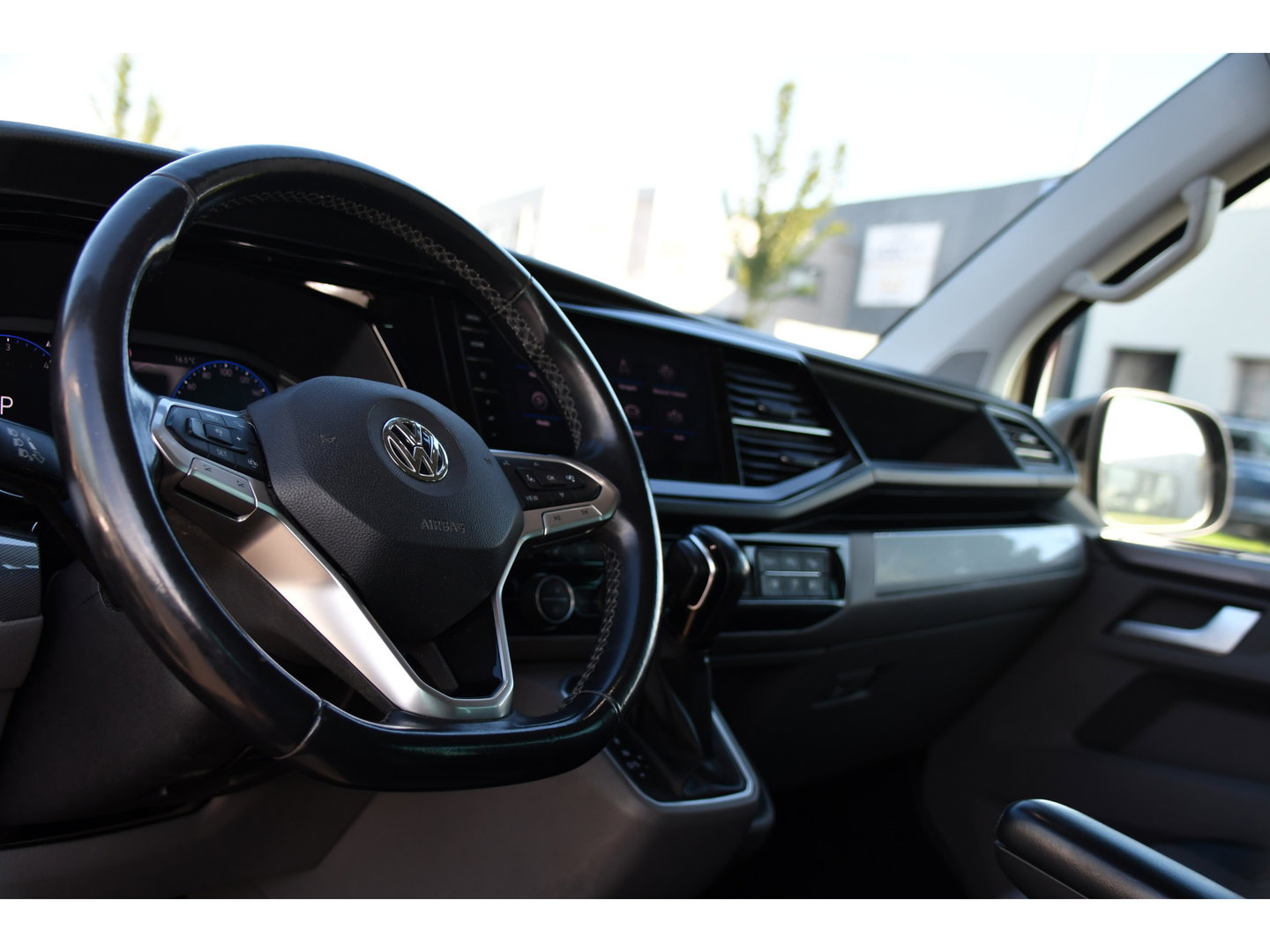 Volkswagen Transporter 2.0 TDI L2H1 30 DC Caravelle Virtual, Adaptieve Cruise, Camera, 2 x Electrische deur, 199pk, LED, Leder, Clima, Stoelverwarming, Carplay, Automaat, Uniek!