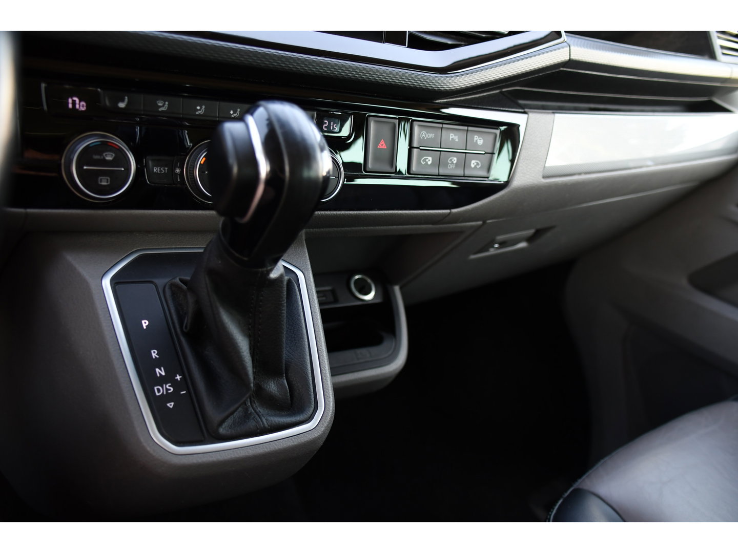 Volkswagen Transporter 2.0 TDI L2H1 30 DC Caravelle Virtual, Adaptieve Cruise, Camera, 2 x Electrische deur, 199pk, LED, Leder, Clima, Stoelverwarming, Carplay, Automaat, Uniek!