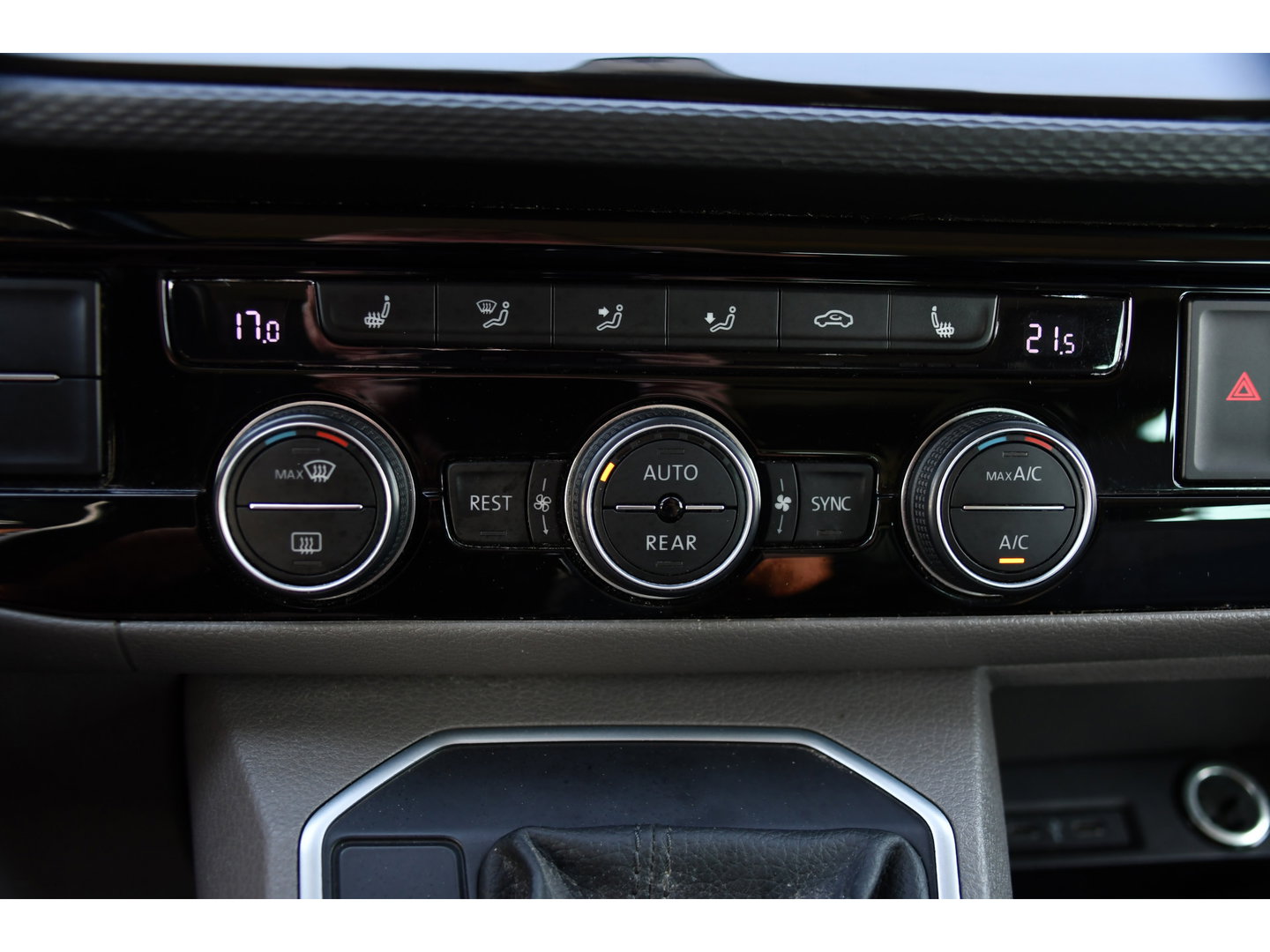 Volkswagen Transporter 2.0 TDI L2H1 30 DC Caravelle Virtual, Adaptieve Cruise, Camera, 2 x Electrische deur, 199pk, LED, Leder, Clima, Stoelverwarming, Carplay, Automaat, Uniek!