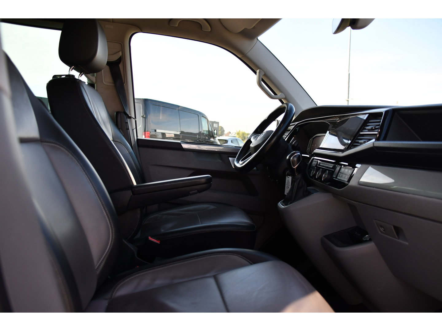 Volkswagen Transporter 2.0 TDI L2H1 30 DC Caravelle Virtual, Adaptieve Cruise, Camera, 2 x Electrische deur, 199pk, LED, Leder, Clima, Stoelverwarming, Carplay, Automaat, Uniek!