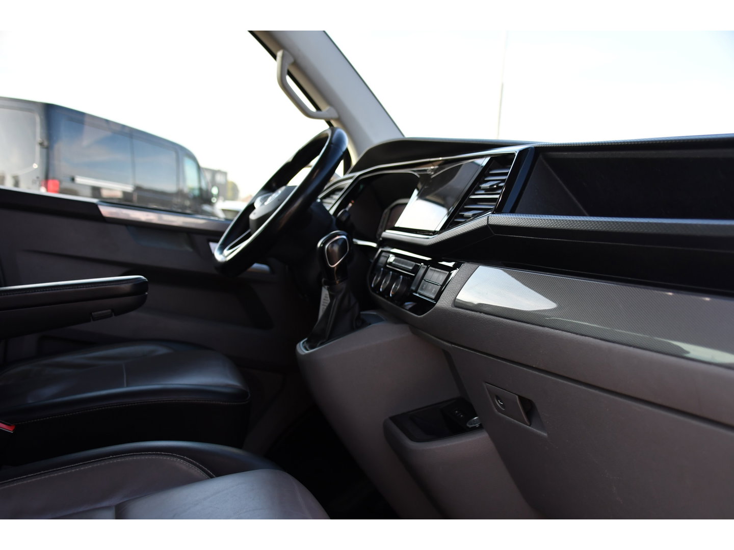 Volkswagen Transporter 2.0 TDI L2H1 30 DC Caravelle Virtual, Adaptieve Cruise, Camera, 2 x Electrische deur, 199pk, LED, Leder, Clima, Stoelverwarming, Carplay, Automaat, Uniek!