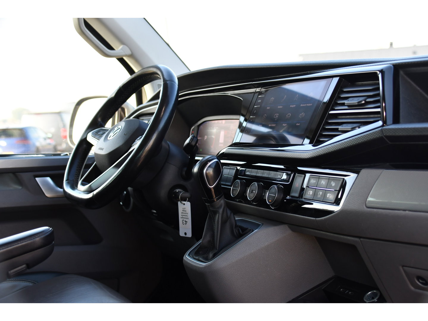 Volkswagen Transporter 2.0 TDI L2H1 30 DC Caravelle Virtual, Adaptieve Cruise, Camera, 2 x Electrische deur, 199pk, LED, Leder, Clima, Stoelverwarming, Carplay, Automaat, Uniek!