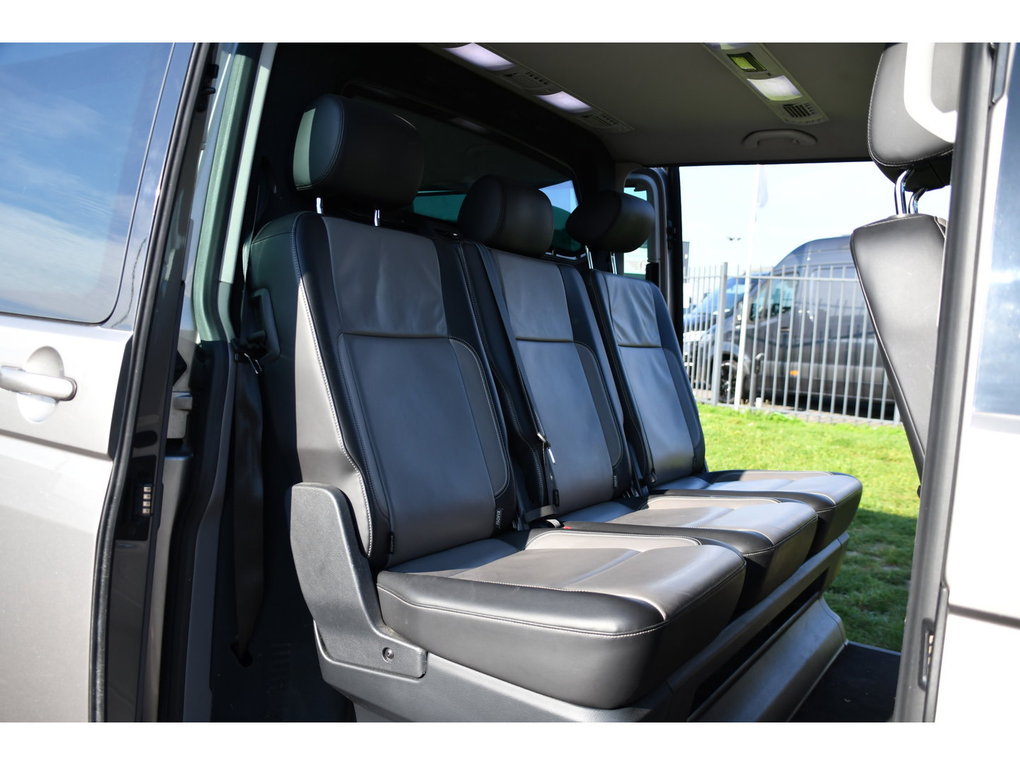 Volkswagen Transporter 2.0 TDI L2H1 30 DC Caravelle Virtual, Adaptieve Cruise, Camera, 2 x Electrische deur, 199pk, LED, Leder, Clima, Stoelverwarming, Carplay, Automaat, Uniek!