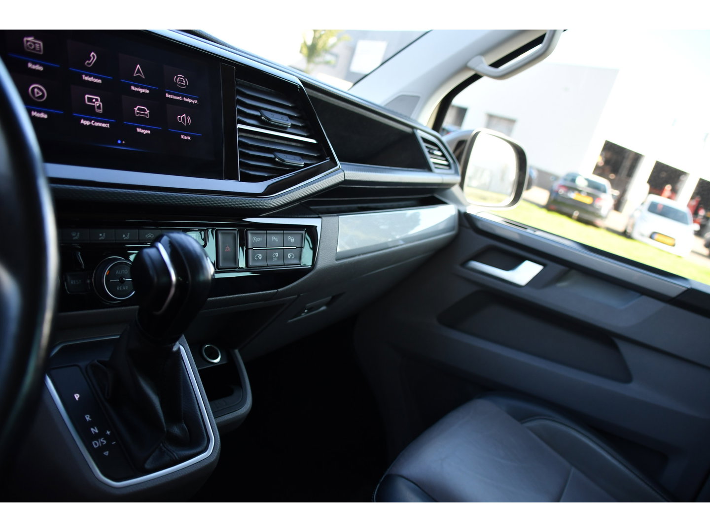 Volkswagen Transporter 2.0 TDI L2H1 30 DC Caravelle Virtual, Adaptieve Cruise, Camera, 2 x Electrische deur, 199pk, LED, Leder, Clima, Stoelverwarming, Carplay, Automaat, Uniek!