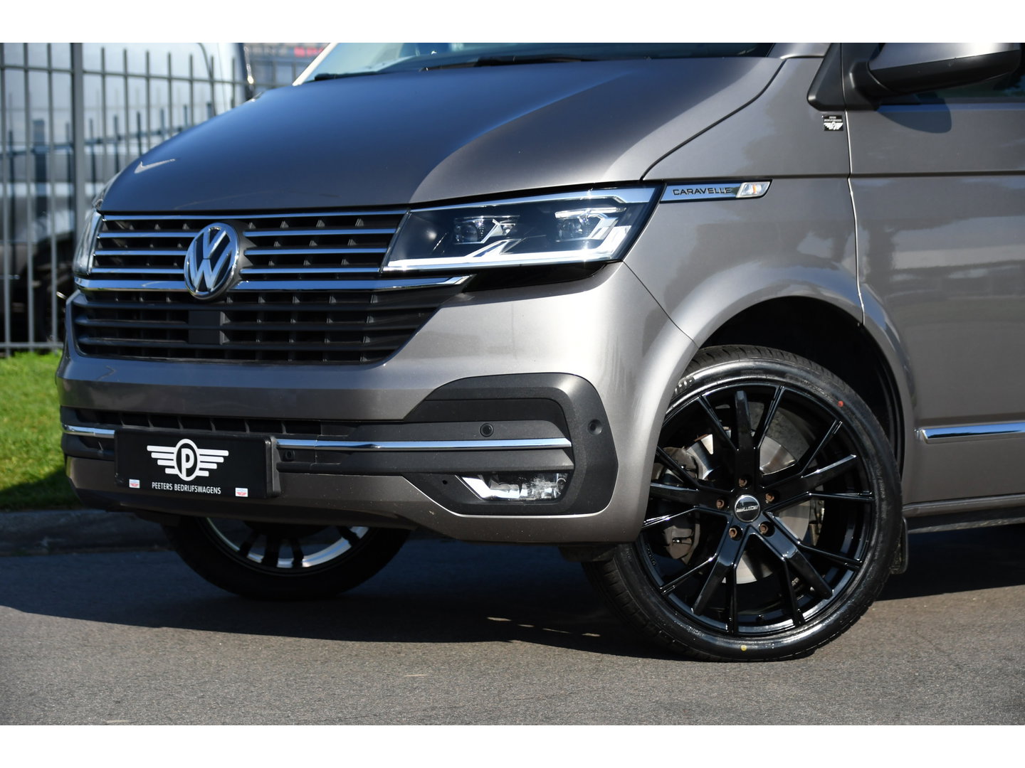 Volkswagen Transporter 2.0 TDI L2H1 30 DC Caravelle Virtual, Adaptieve Cruise, Camera, 2 x Electrische deur, 199pk, LED, Leder, Clima, Stoelverwarming, Carplay, Automaat, Uniek!