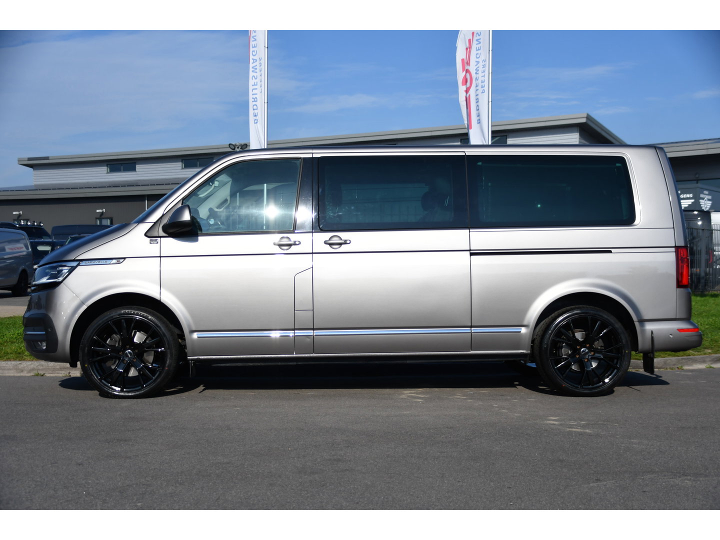 Volkswagen Transporter 2.0 TDI L2H1 30 DC Caravelle Virtual, Adaptieve Cruise, Camera, 2 x Electrische deur, 199pk, LED, Leder, Clima, Stoelverwarming, Carplay, Automaat, Uniek!