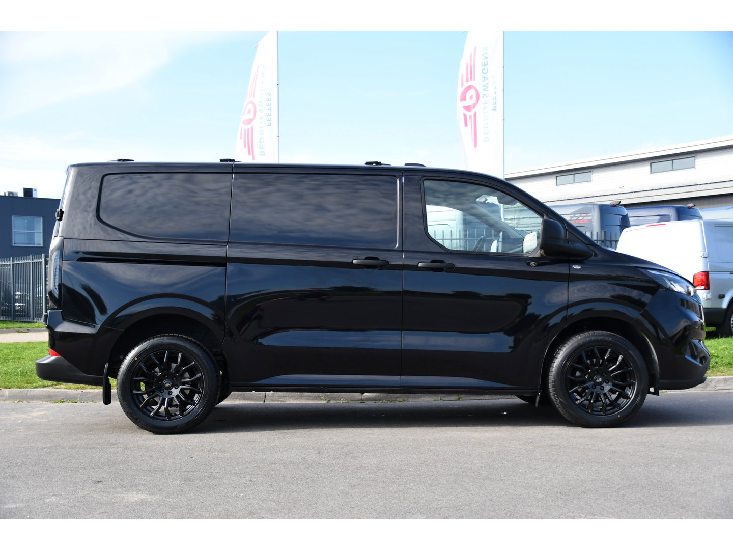 Ford Transit Custom 300 2.0 TDCI L1H1 Black Edition Cruise, Camera, Carplay, LED, 136pk, Automaat, NAVI, Airco, Multimedia, Uniek!