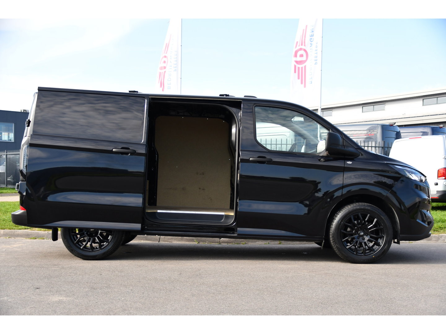 Ford Transit Custom 300 2.0 TDCI L1H1 Black Edition Cruise, Camera, Carplay, LED, 136pk, Automaat, NAVI, Airco, Multimedia, Uniek!