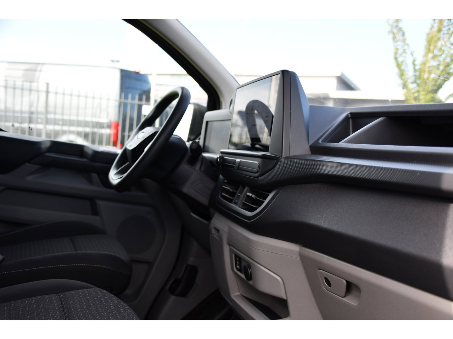 Ford Transit Custom 300 2.0 TDCI L1H1 Black Edition Cruise, Camera, Carplay, LED, 136pk, Automaat, NAVI, Airco, Multimedia, Uniek!