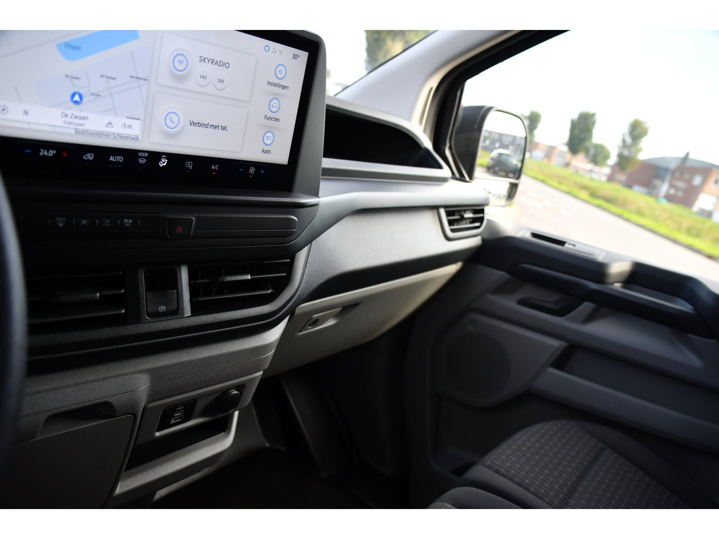Ford Transit Custom 300 2.0 TDCI L1H1 Black Edition Cruise, Camera, Carplay, LED, 136pk, Automaat, NAVI, Airco, Multimedia, Uniek!