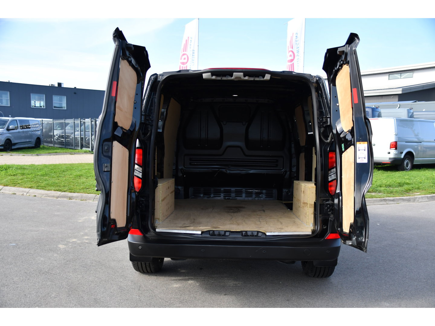 Ford Transit Custom 300 2.0 TDCI L1H1 Black Edition Cruise, Camera, Carplay, LED, 136pk, Automaat, NAVI, Airco, Multimedia, Uniek!