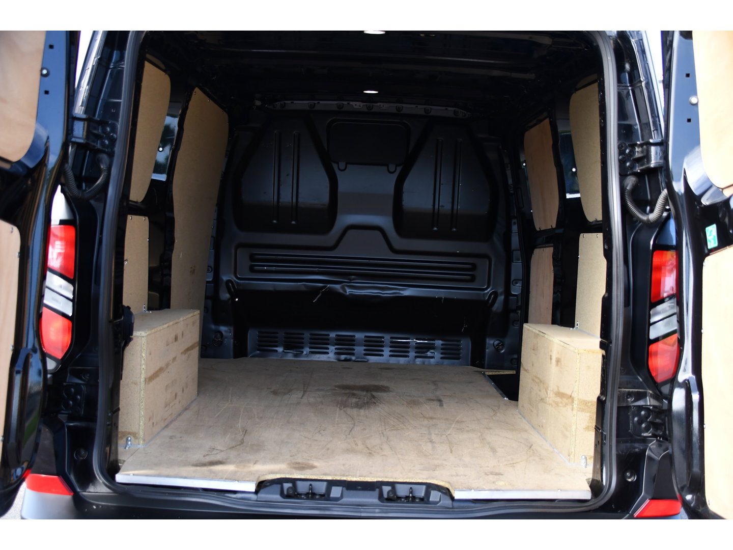 Ford Transit Custom 300 2.0 TDCI L1H1 Black Edition Cruise, Camera, Carplay, LED, 136pk, Automaat, NAVI, Airco, Multimedia, Uniek!